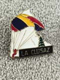Pin's vintage LA CLUSAZ parapente montagne émaillé badge ski (Ref 3)