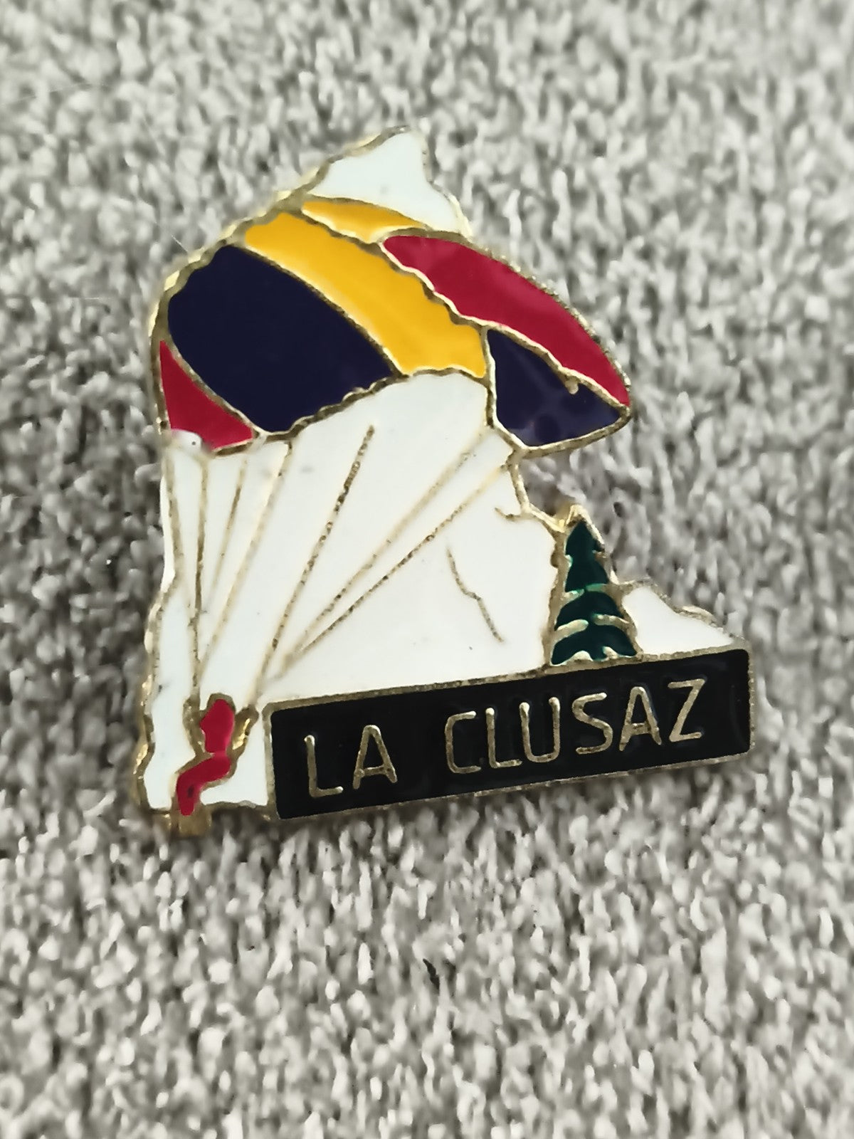 Pin's vintage LA CLUSAZ parapente montagne émaillé badge ski (Ref 3)
