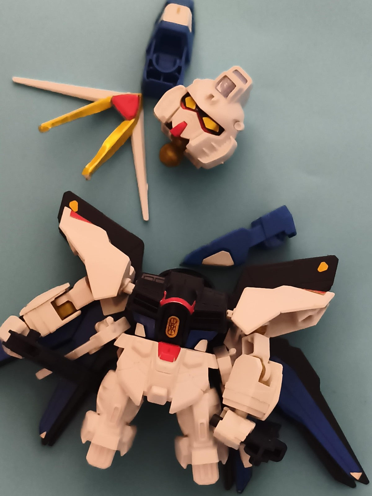 Figurine robot Gundam articulée, pièces détachées multicolores, tête et accessoi