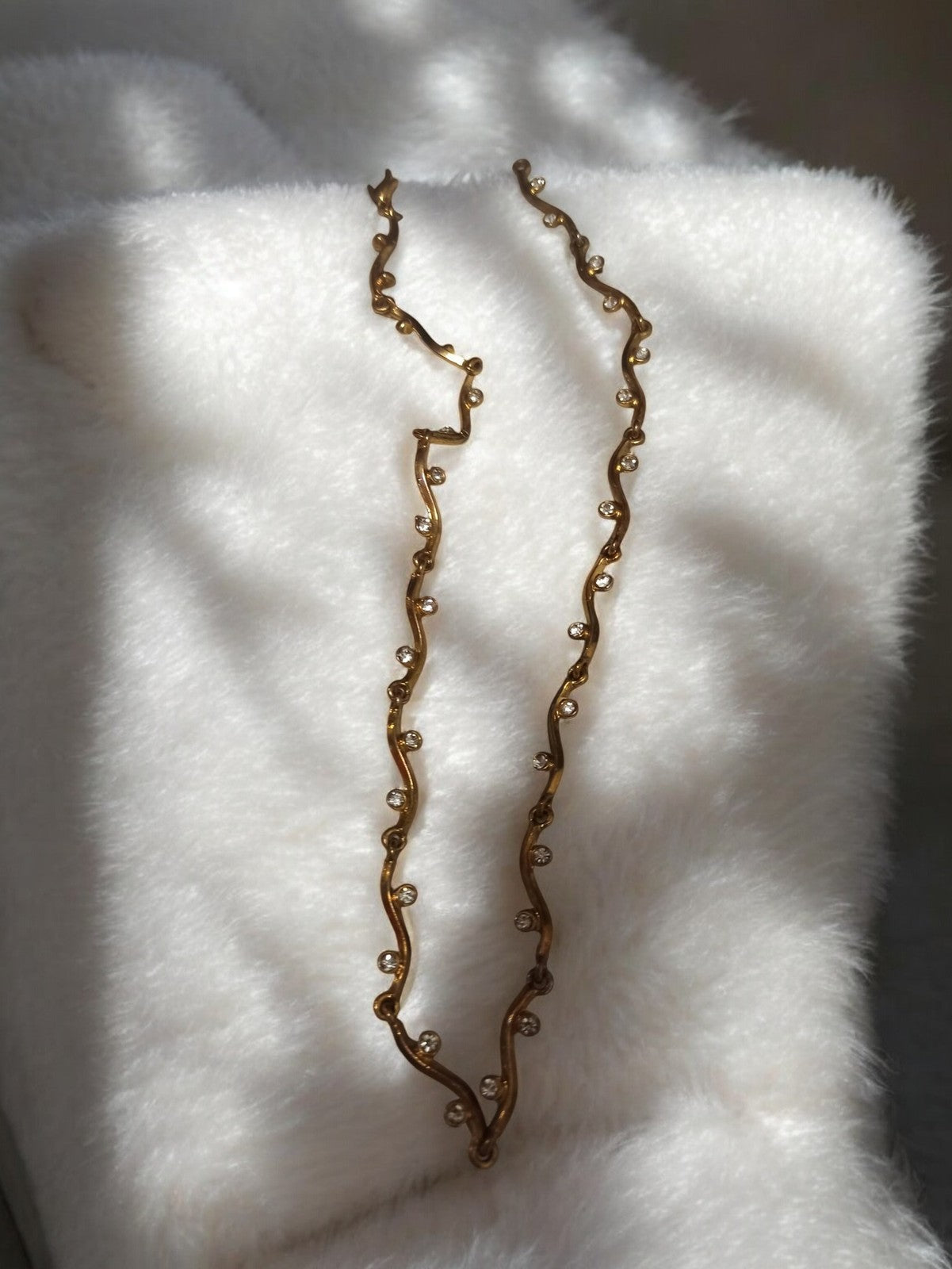 Collier vintage doré fantaisie rétro, design ondulé perles strass ancien