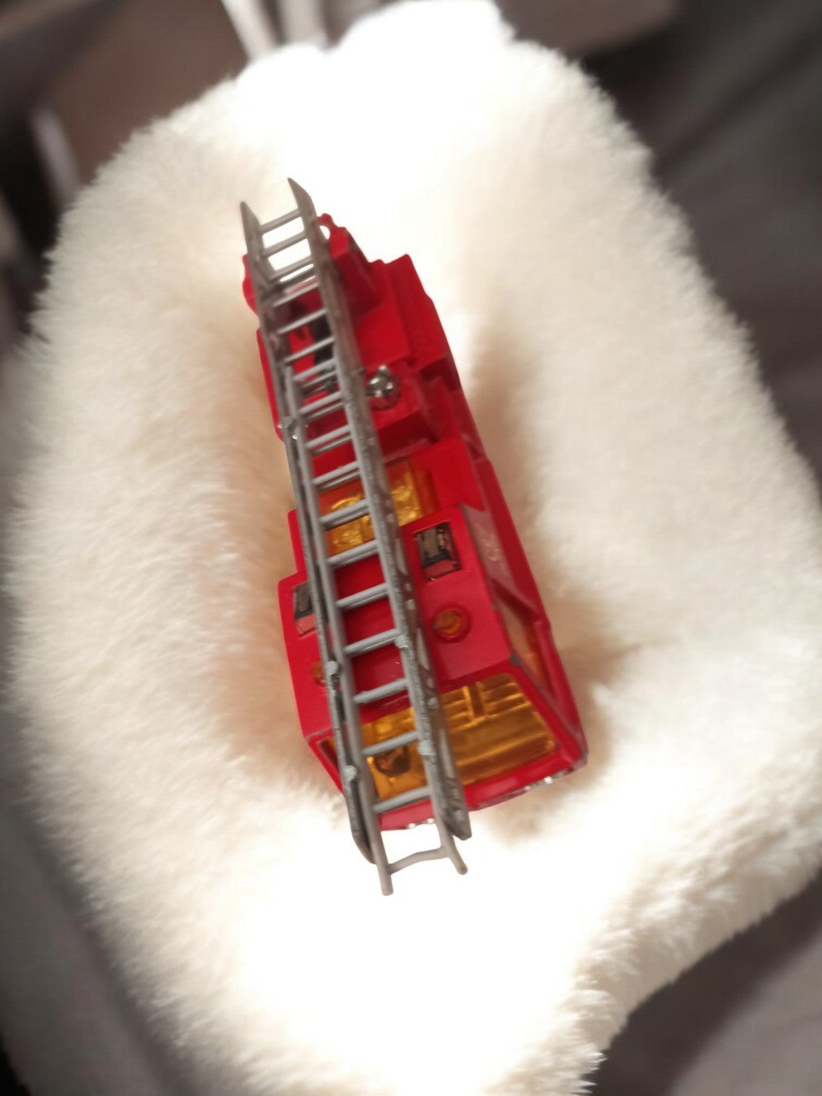 Camion de pompier miniature vintage rouge, modèle ancien rétro échelle, jouet ra