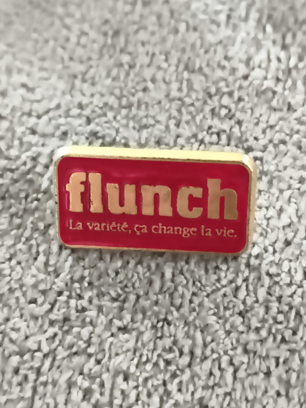 Pin's vintage Flunch rouge logo doré slogan ancien badge (Ref 10)