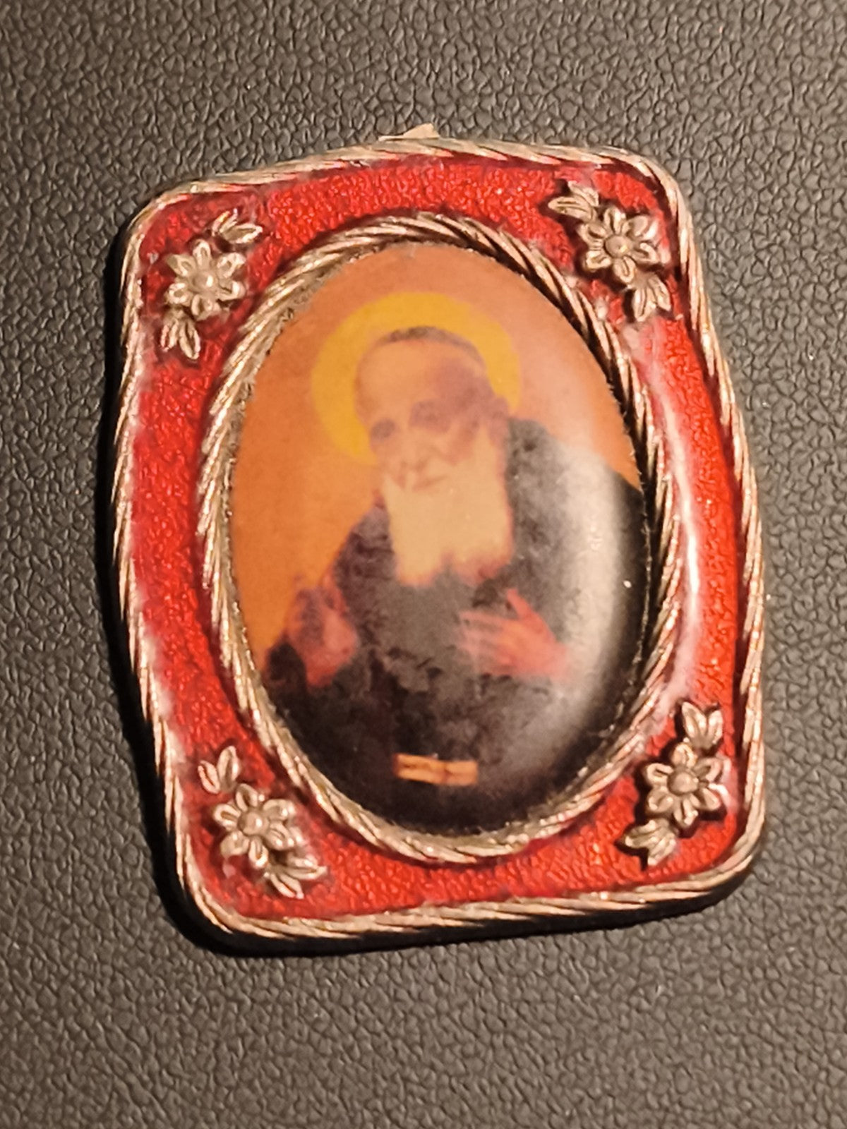 Médaille ancienne religieuse cadre rouge émaillé saint halo floral