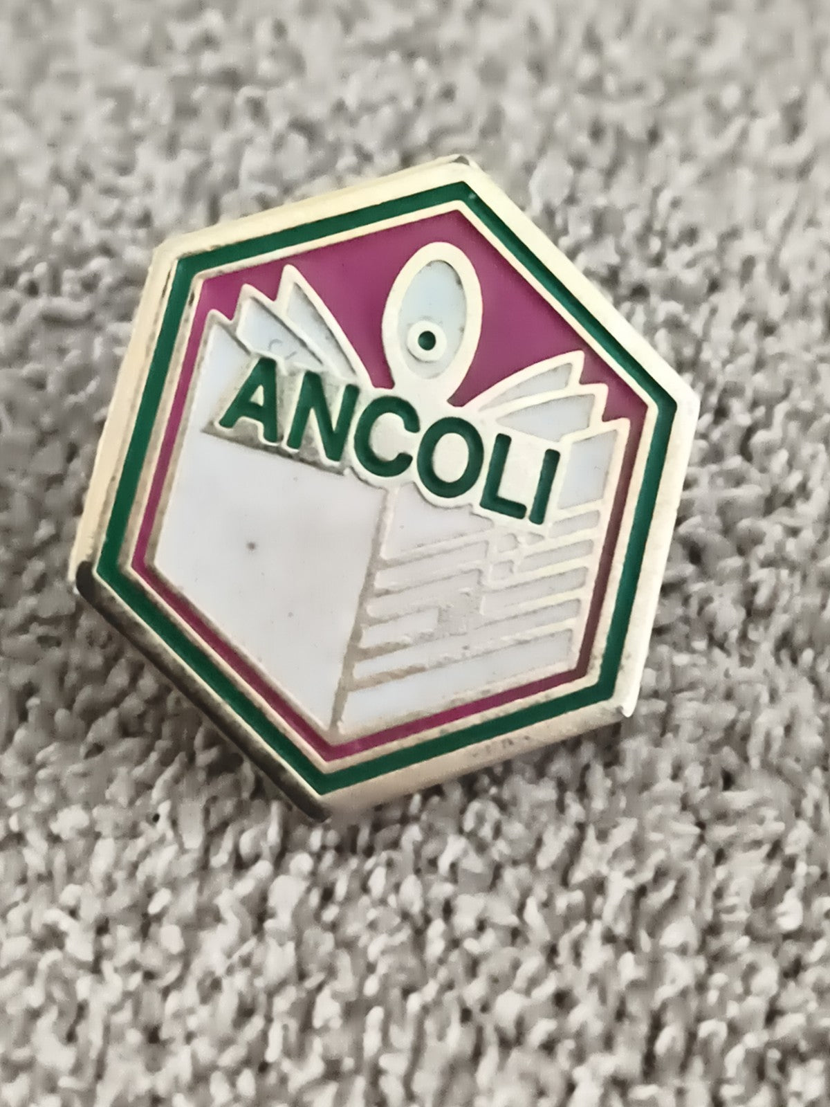 Pin's vintage ANCOLI émaillé hexagonal logo livre, badge ancien (Ref 7)