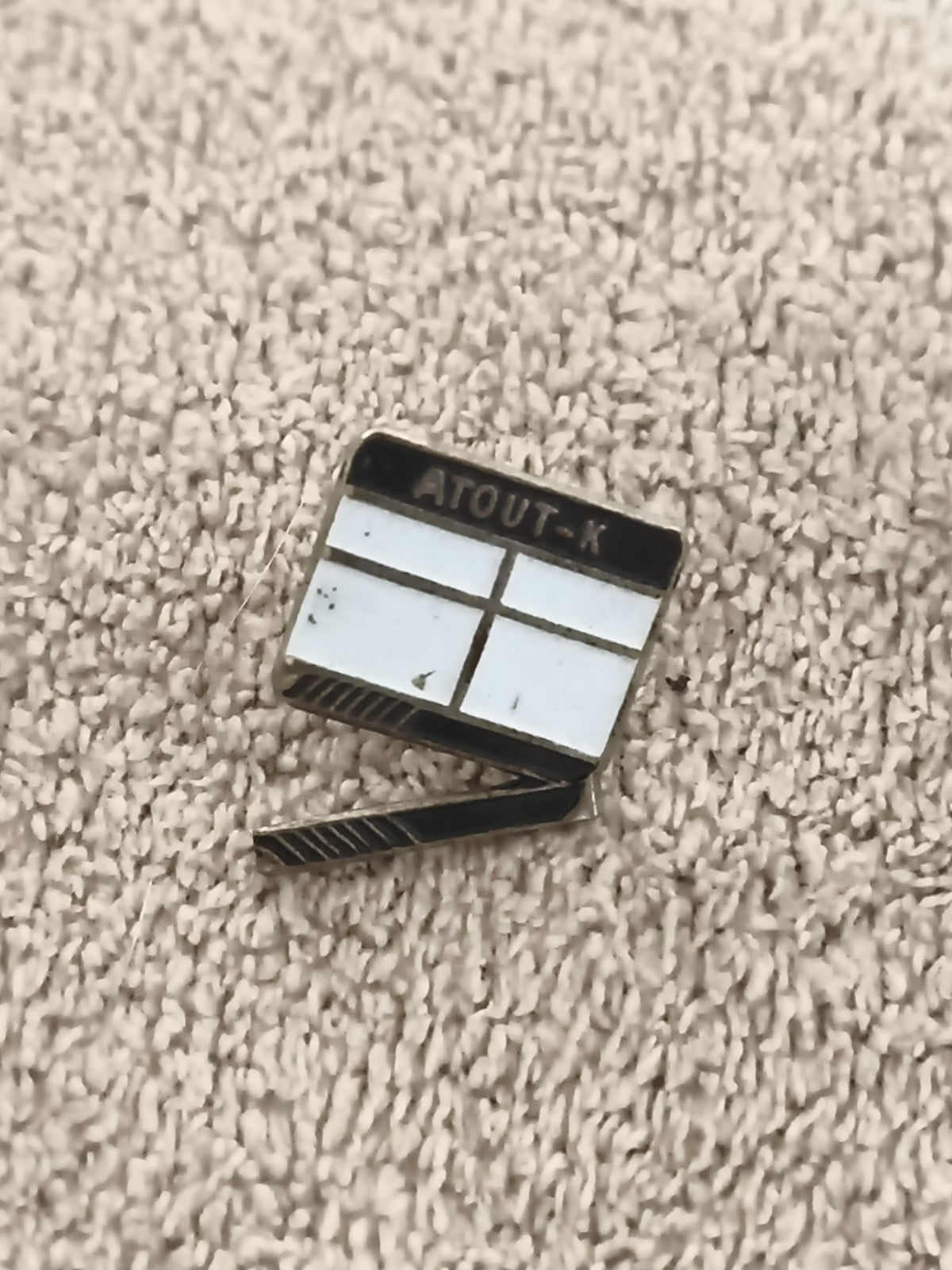 Pin's vintage ATOUT-K motif clap cinéma, finition argentée, badge ancien (Ref 3)