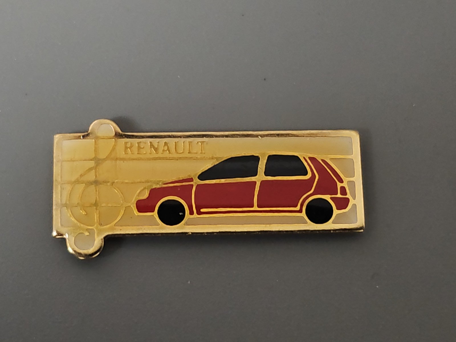 Pin's ancien Renault vintage, badge rétro auto, collection automobile France