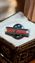 Pin's vintage "MOI AUSSI" rétro broche badge années 90, lettrage rouge