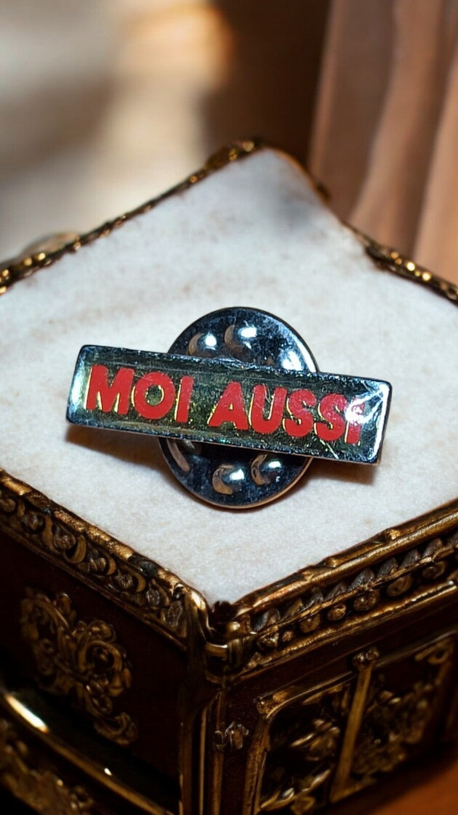 Pin's vintage "MOI AUSSI" rétro broche badge années 90, lettrage rouge