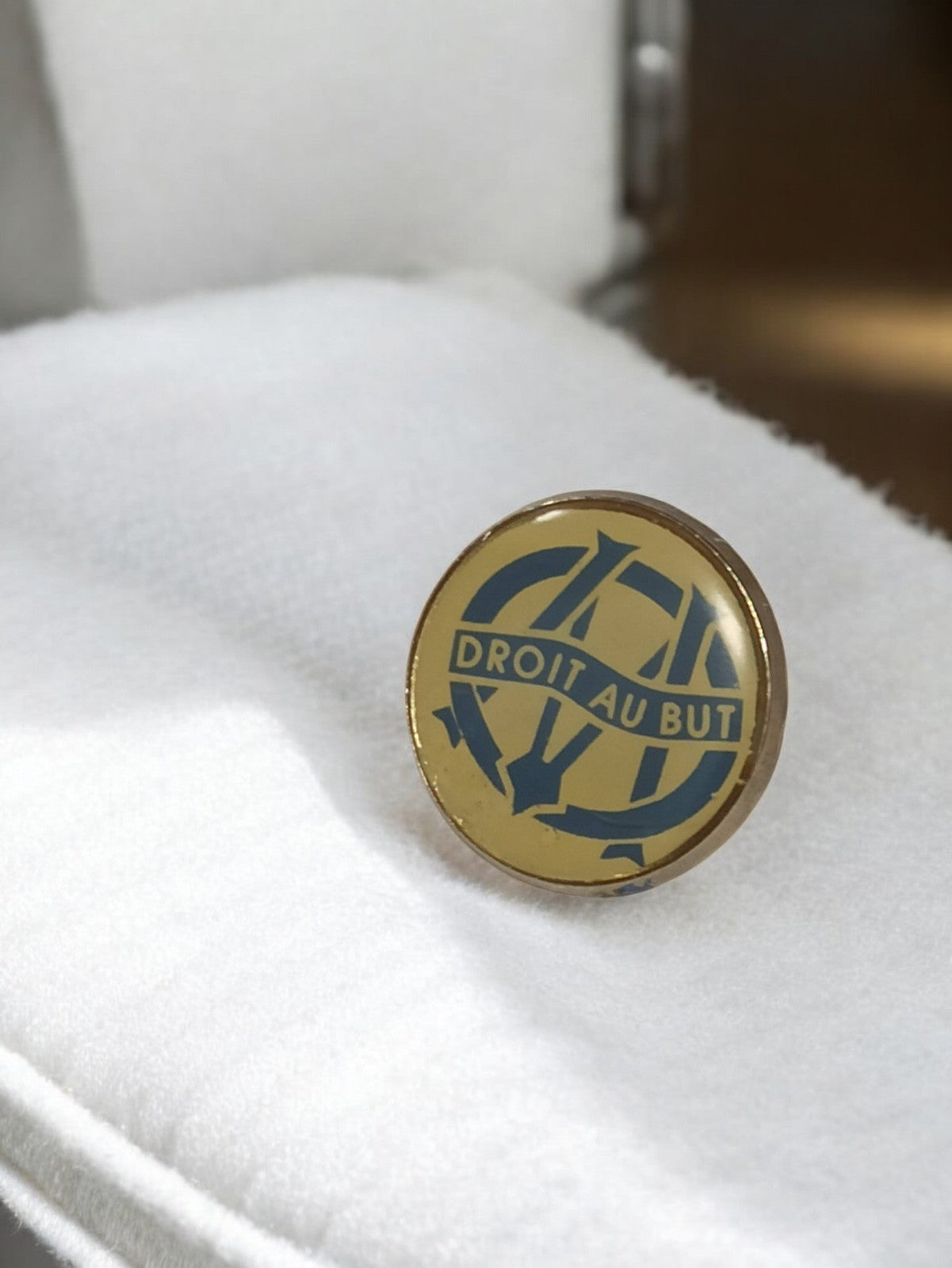 Pin's vintage Olympique de Marseille OM logo rond bleu or ancien badge rétro