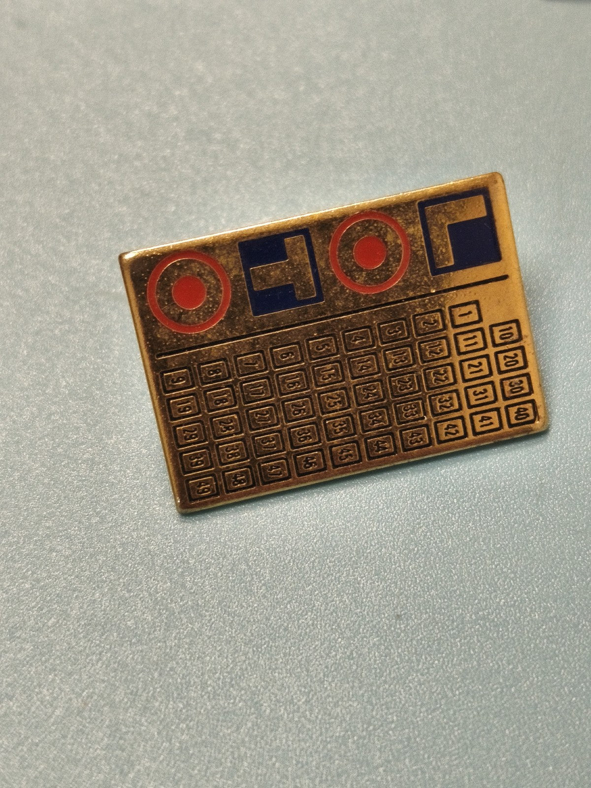 Vintage pin's loto rectangulaire ancien, motif grille numérotée, bleu et rouge