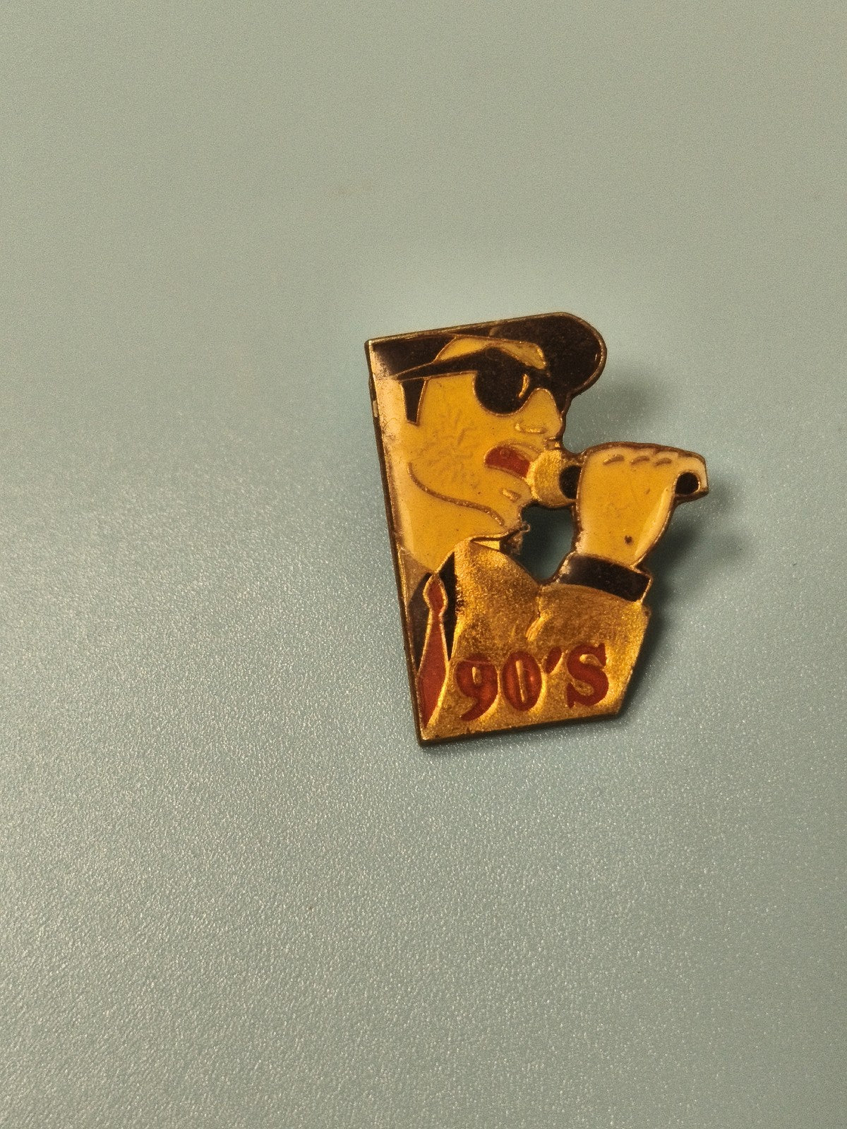 Pin's vintage 90's chanteur micro, émaillé rétro musique collection