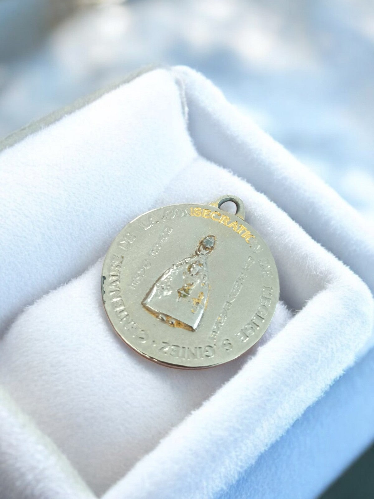 Médaille religieuse ancienne métal argenté Vierge dorée rétro vintage