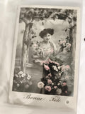 Carte postale ancienne Bonne Fête début XXe, photo femme fleurs CPA vintage