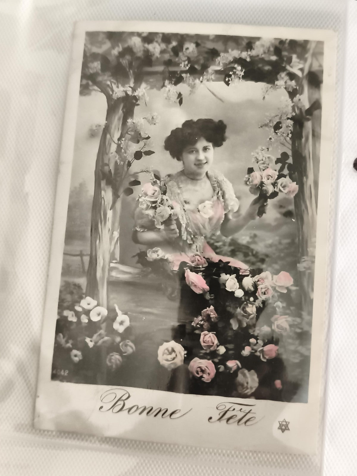Carte postale ancienne Bonne Fête début XXe, photo femme fleurs CPA vintage