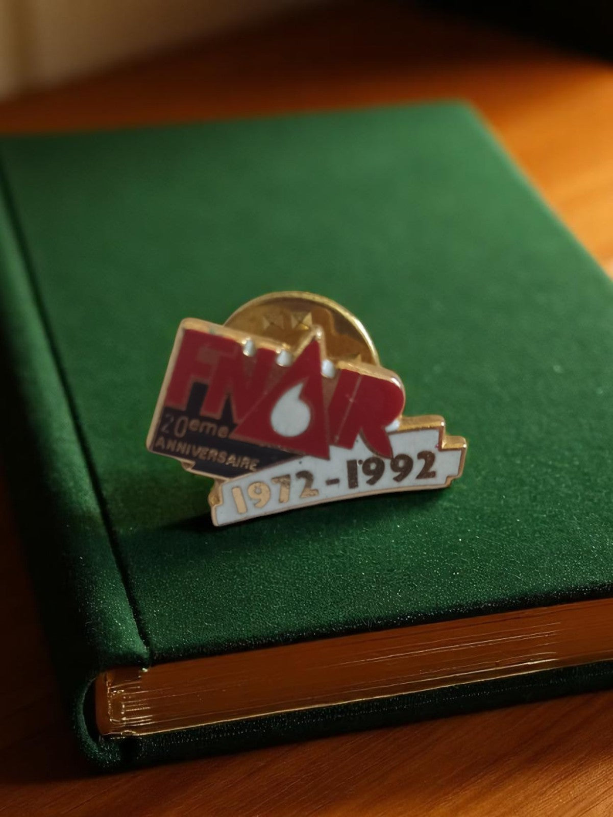 Pin's vintage FNAIR émail rouge blanc 20e anniversaire 1972-1992 badge