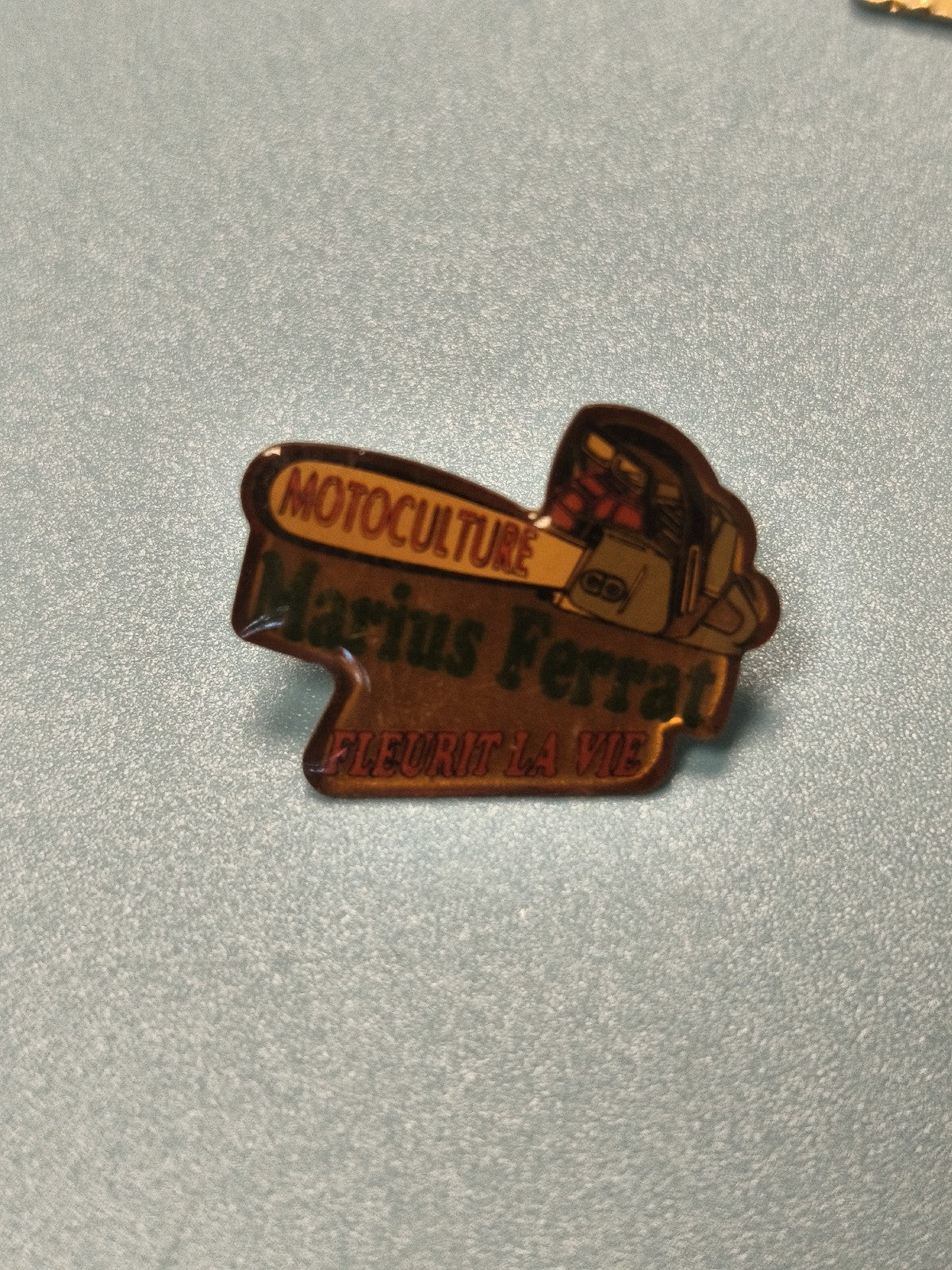 Pin's vintage Marius Ferrat moticulture, forme tronçonneuse, collection publicit