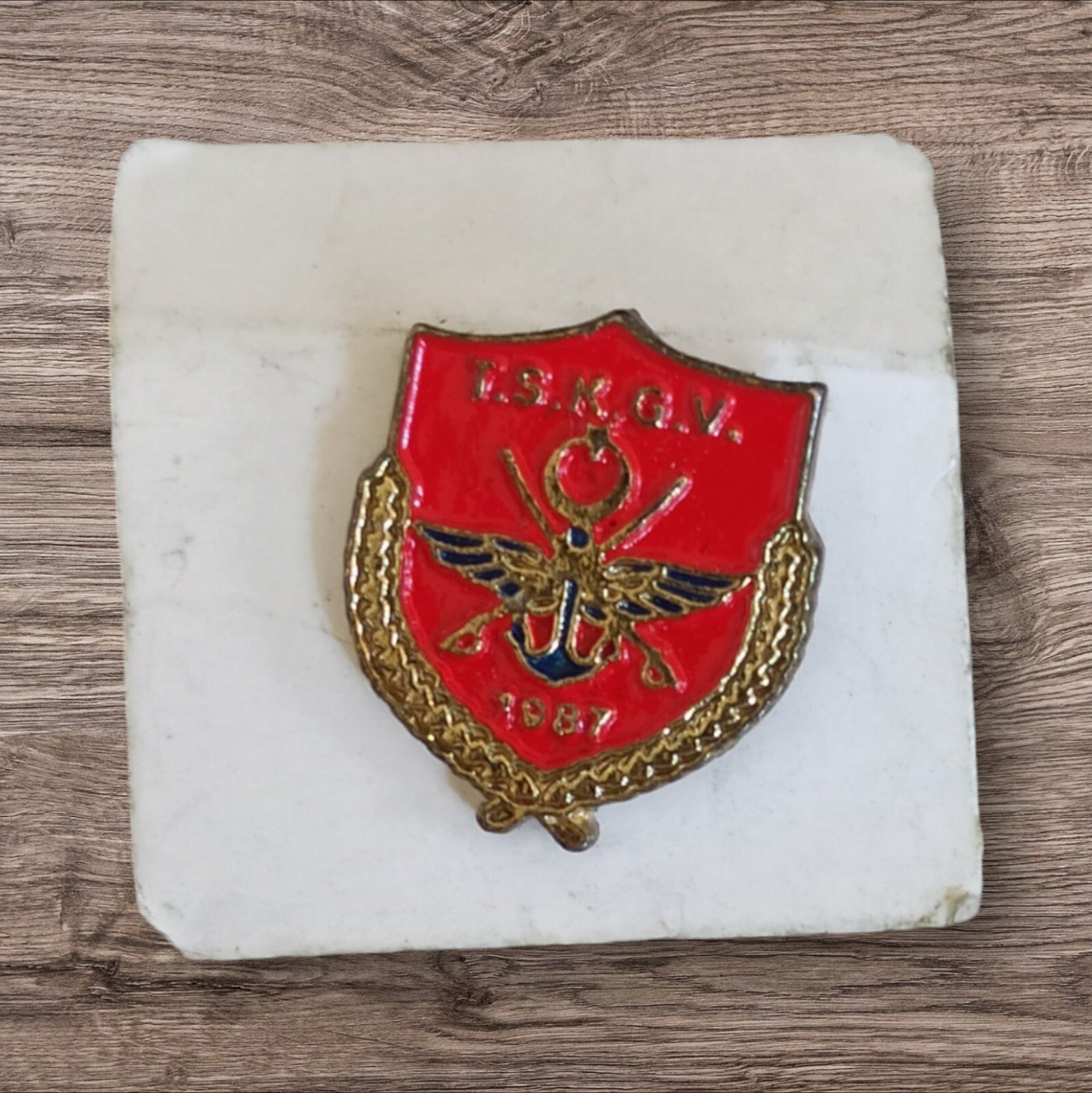 Pin's militaire TSKGV 1987 émaillé rouge insigne armée vintage