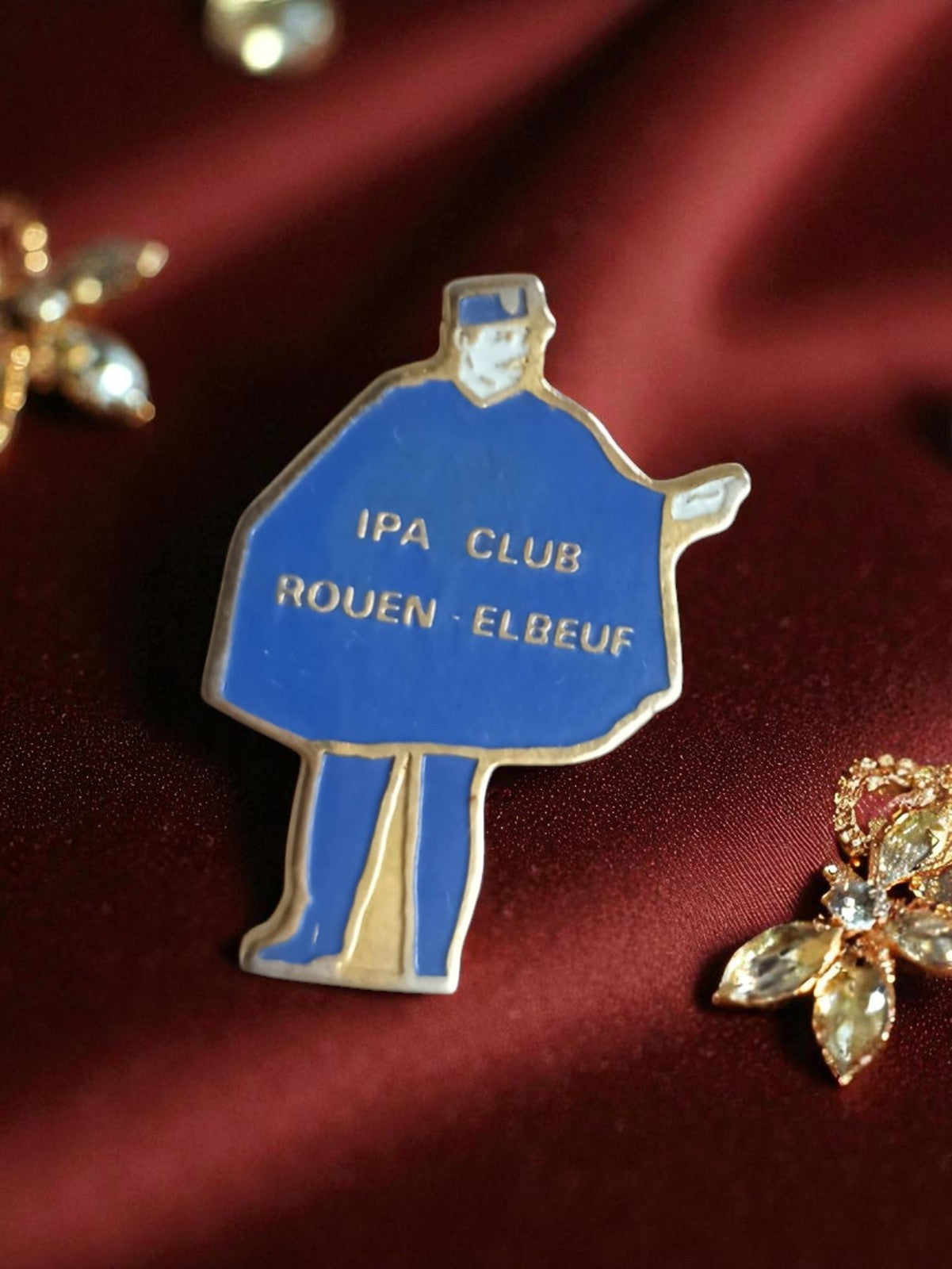 Pin's ancien IPA Club Rouen Elbeuf bleu badge publicitaire rétro France