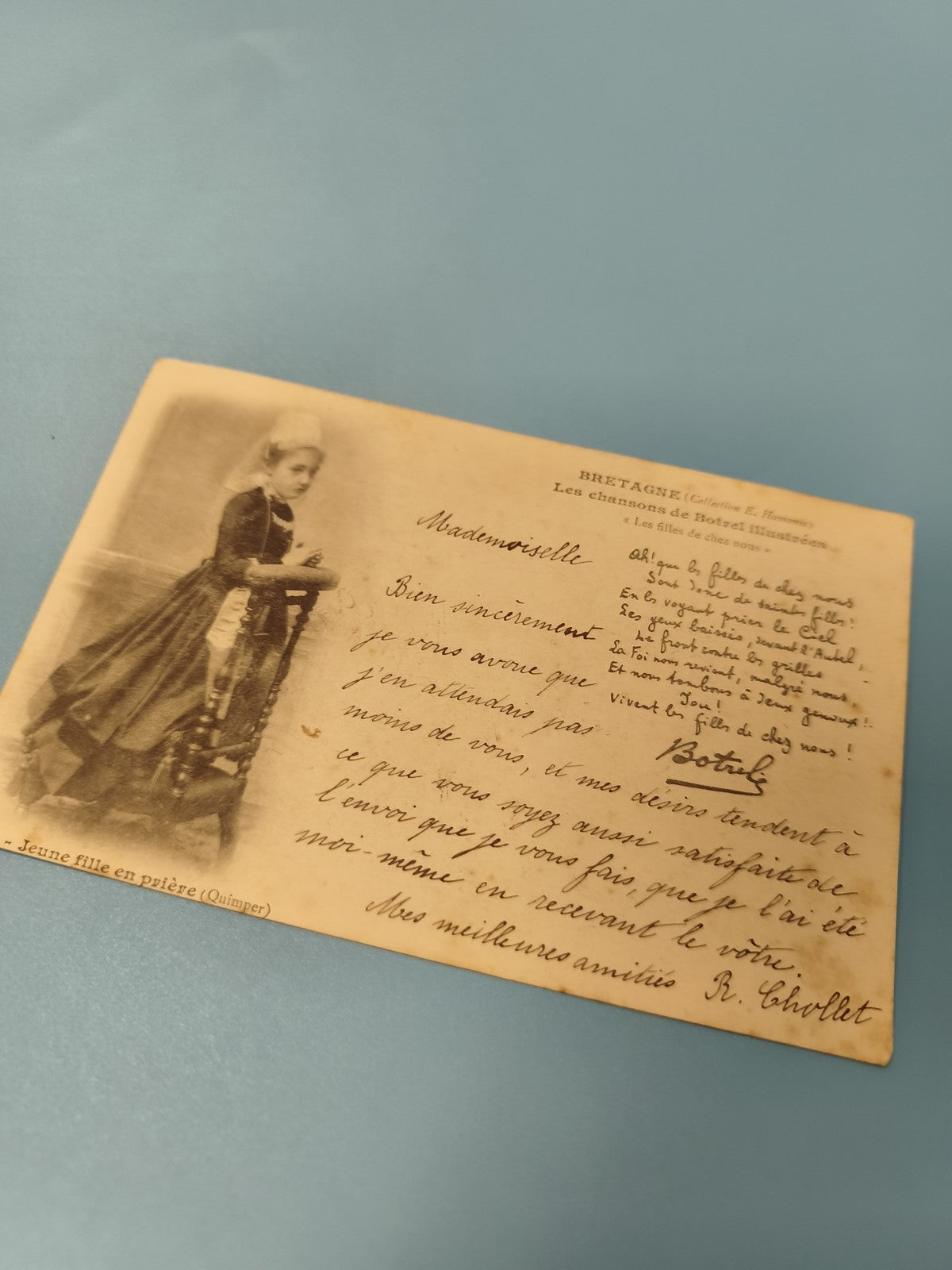 Carte postale ancienne CPA Jeune fille en prière Quimper Bretagne écrite