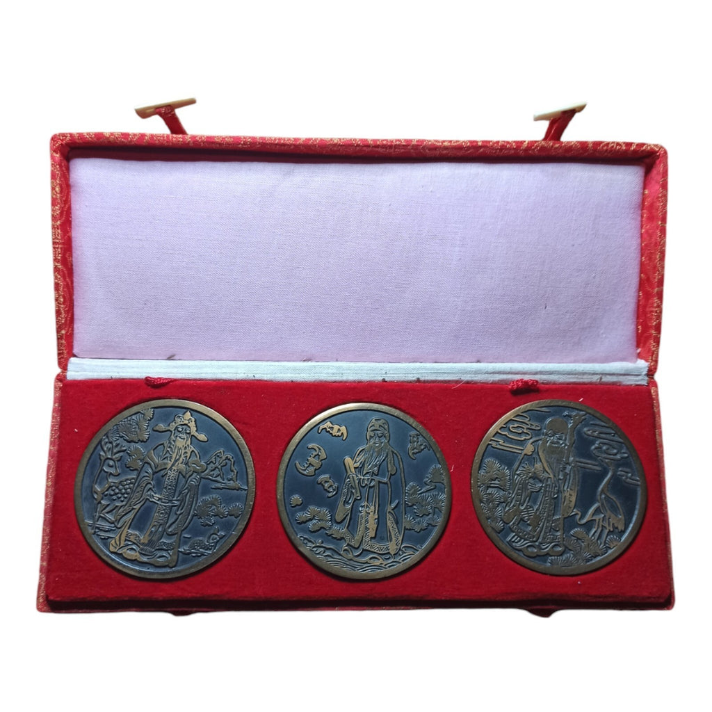 Lot 3 médailles chinoises divinités célestes coffret rouge décor gravé