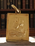 Pendentif vintage plaqué or rectangulaire, motif religieux rétro, charme ancien