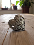 Pendentif cœur vintage métal gravé Années 50 motif feuillage ancien
