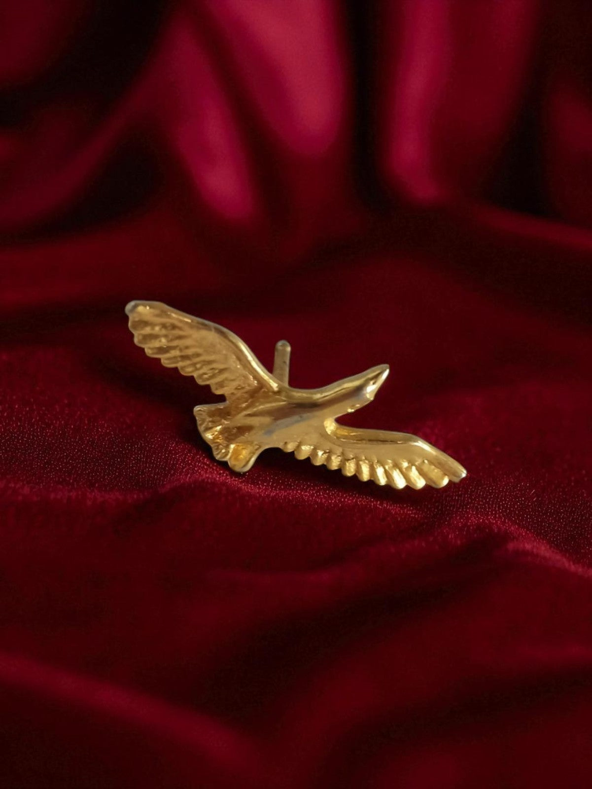 Pin's vintage doré forme oiseau publicitaire rétro badge ancien