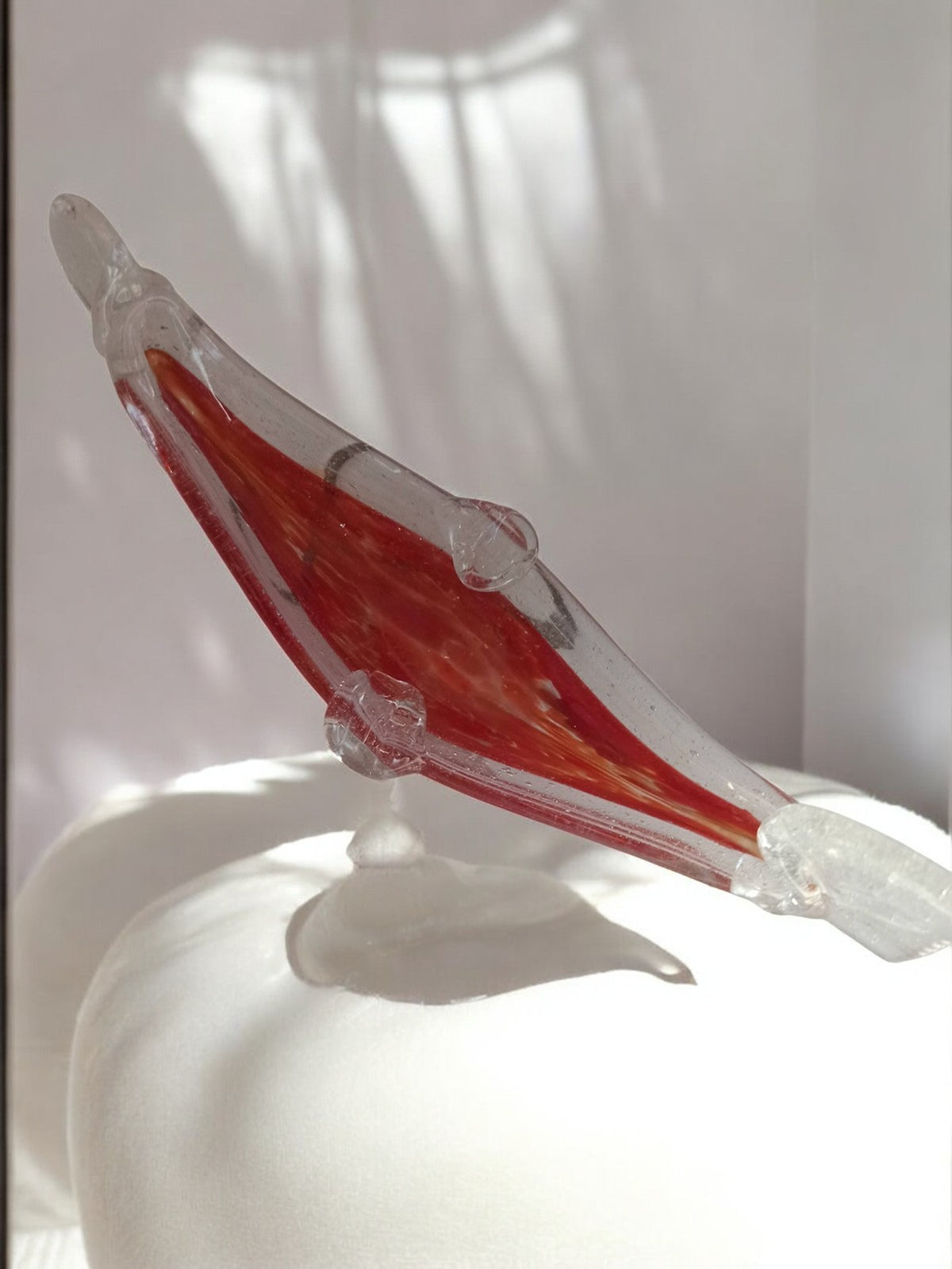 Sculpture vintage en verre soufflé rouge, décor abstrait rétro, objet décoratif