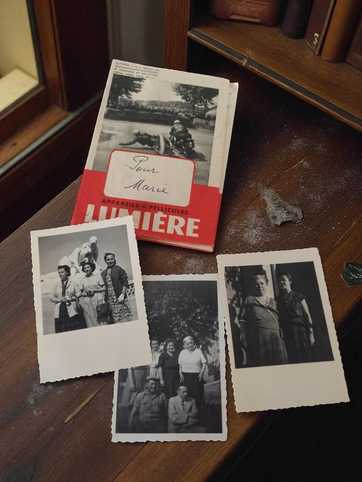 Photographies anciennes vintage années 30-50 + livret Lumière rétro noir et blan