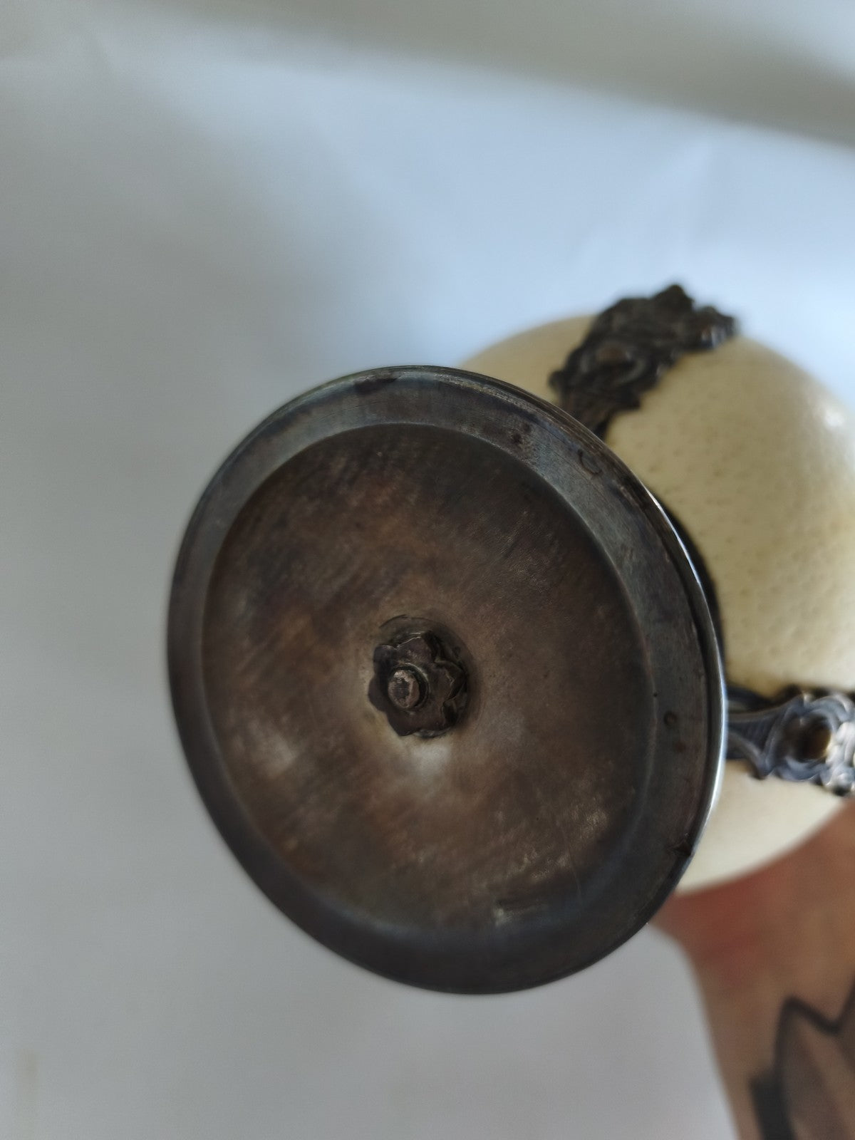 ?uf d?autruche ancien transformé en bouteille, métal argenté à décor ajouré