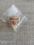 Pin's publicitaire Henri Maire 1632 vintage, émail doré, badge ancien vin
