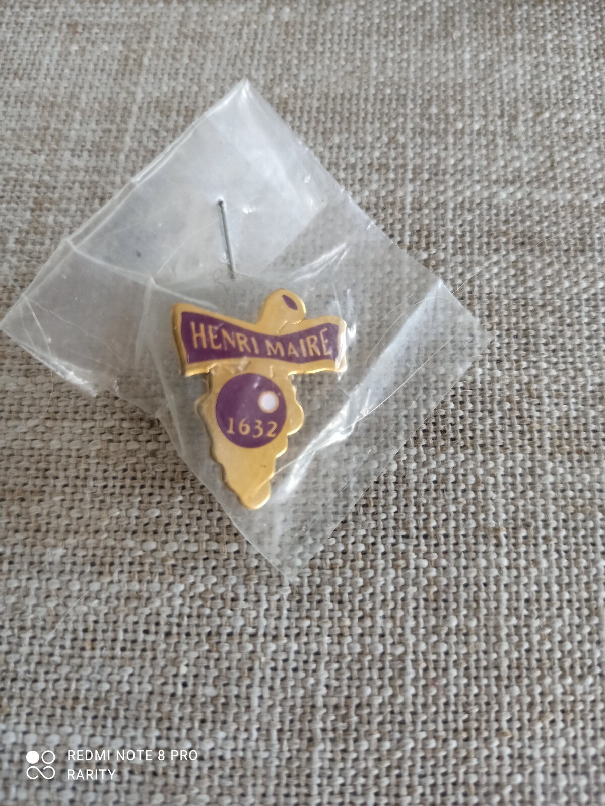 Pin's publicitaire Henri Maire 1632 vintage, émail doré, badge ancien vin