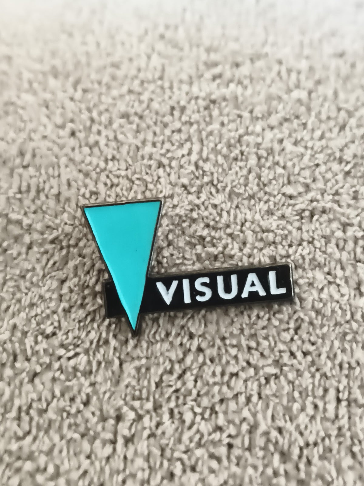 Pin's vintage VISUAL triangle turquoise style 80s badge rétro (Ref 6)