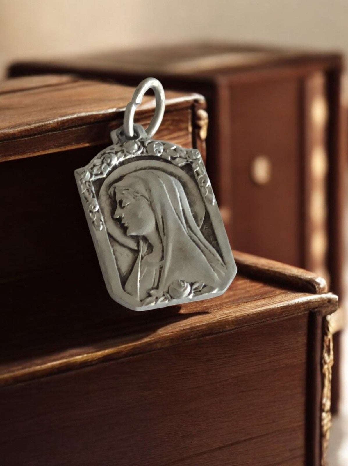Pendentif religieux catholique vintage métal Vierge médaillon ancien