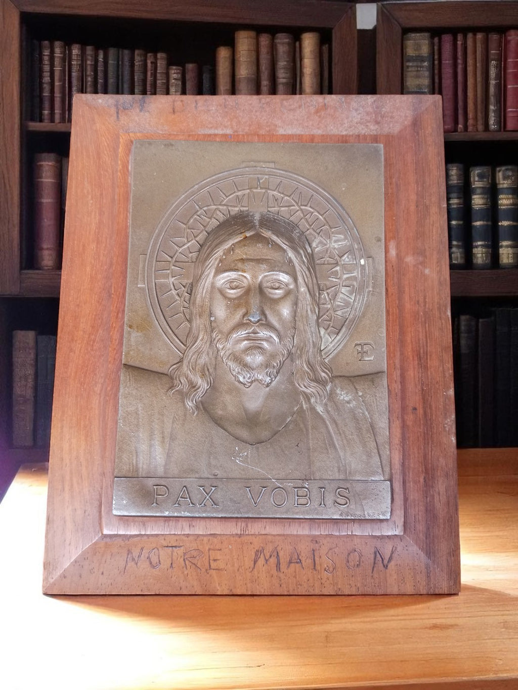 Plaque murale religieuse vintage Christ métal Pax Vobis encadrement bois