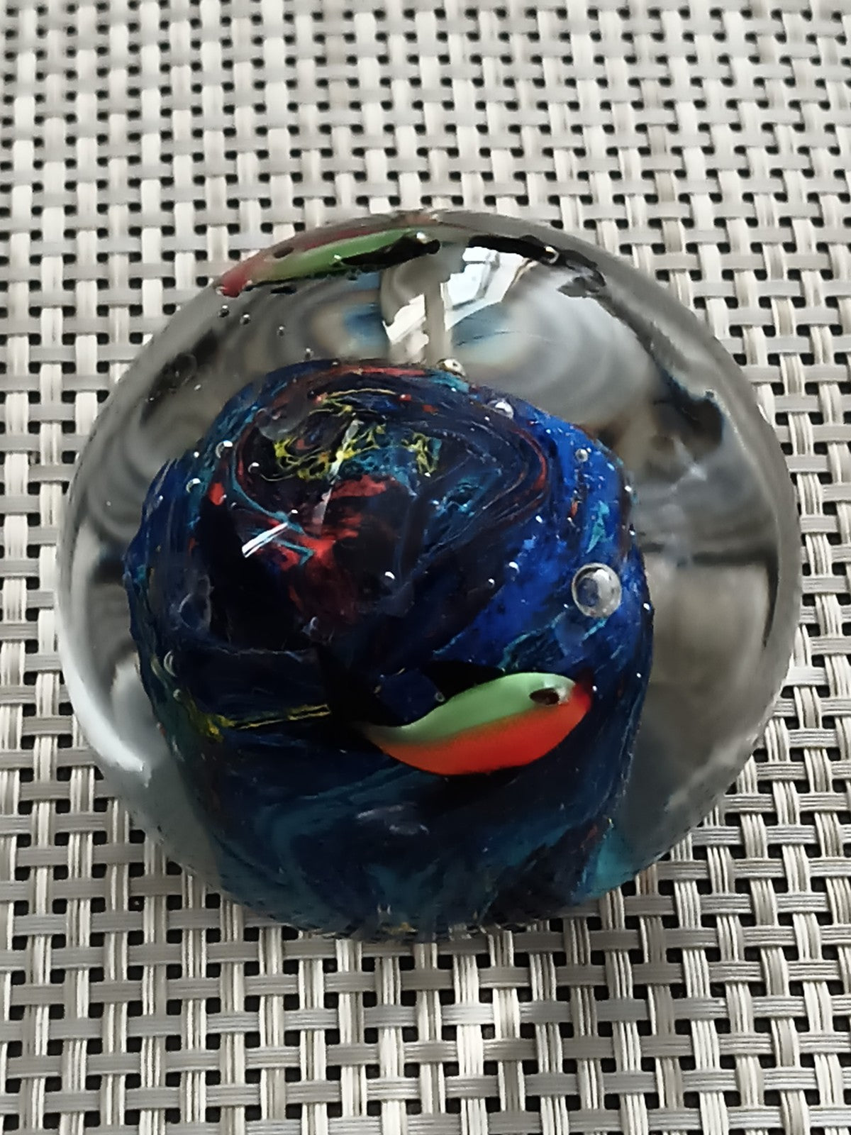 Ancien presse papier boule décor poisson verre soufflé multicolore vintage