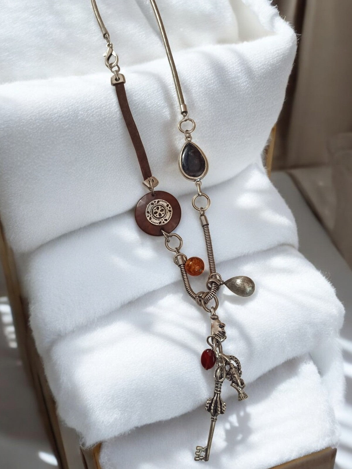 Collier pendentif vintage rétro, breloques clé, pierres, bijou fantaisie ancien
