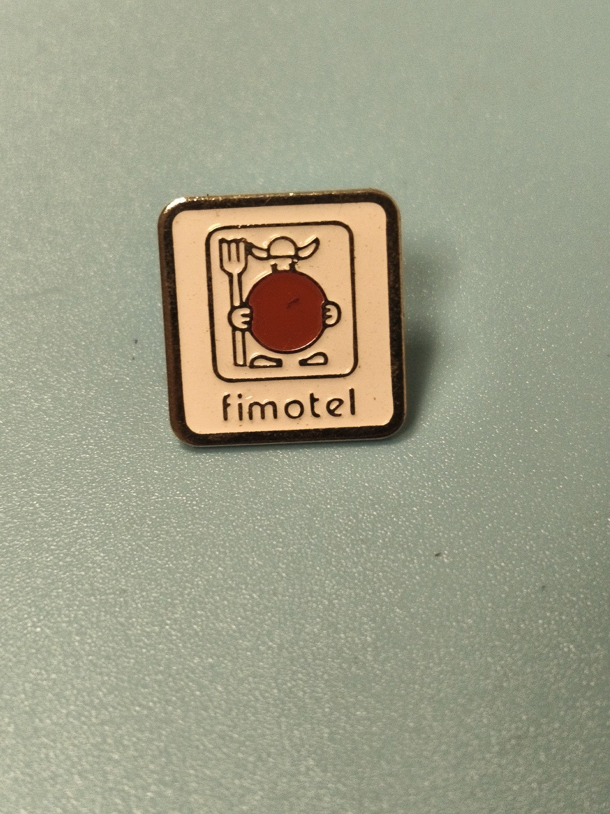Vintage pin's fimotel carré logo personnage fourche collector ancien
