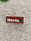 Pin's publicitaire vintage Herta rouge trèfle vert badge ancien (Ref 4)
