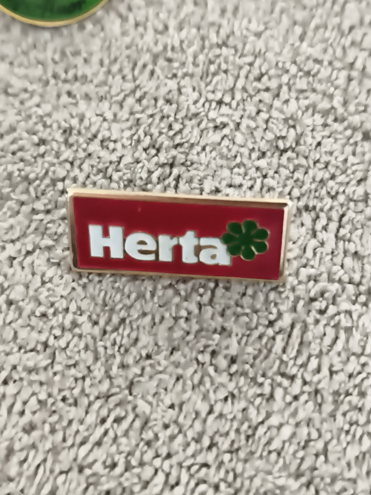 Pin's publicitaire vintage Herta rouge trèfle vert badge ancien (Ref 4)