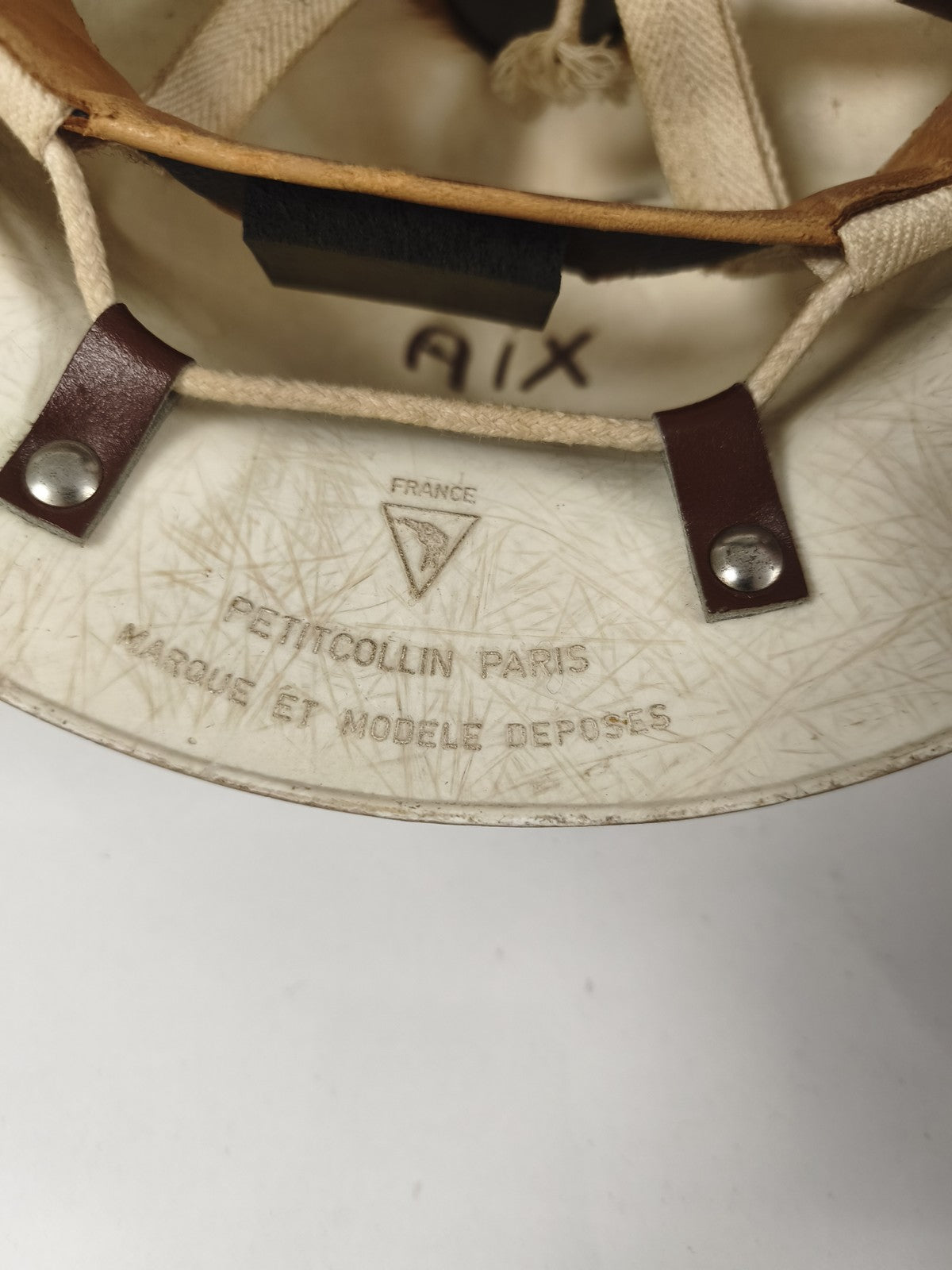 Ancien casque Croix-Rouge Française Petitcollin Paris, blanc, vintage collection