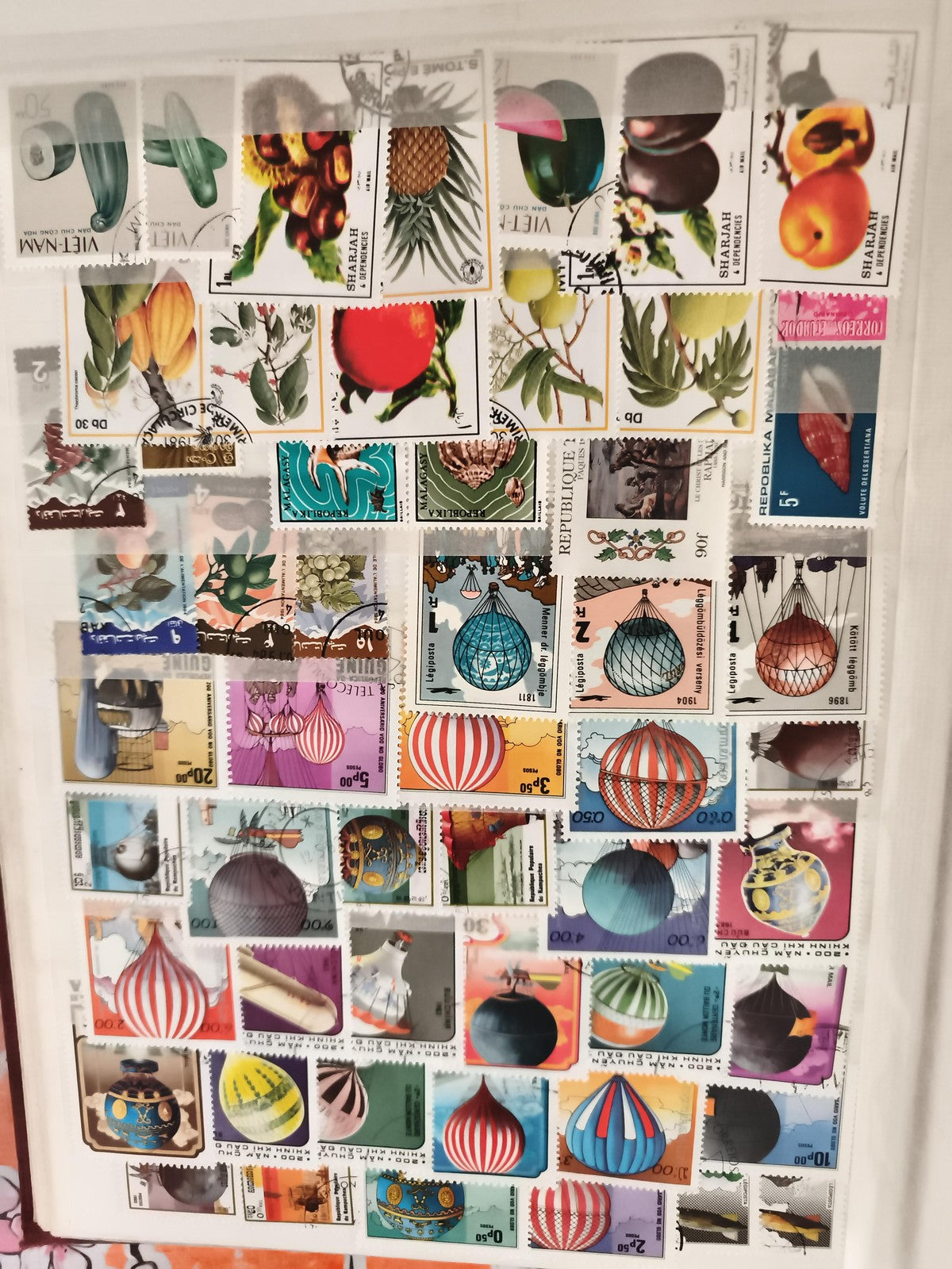 Timbres poste thématiques fruits ballons Mongolfières lot multicolore philatélie