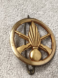 Insigne militaire ancien doré fusils grenade, médaille armée, badge vintage