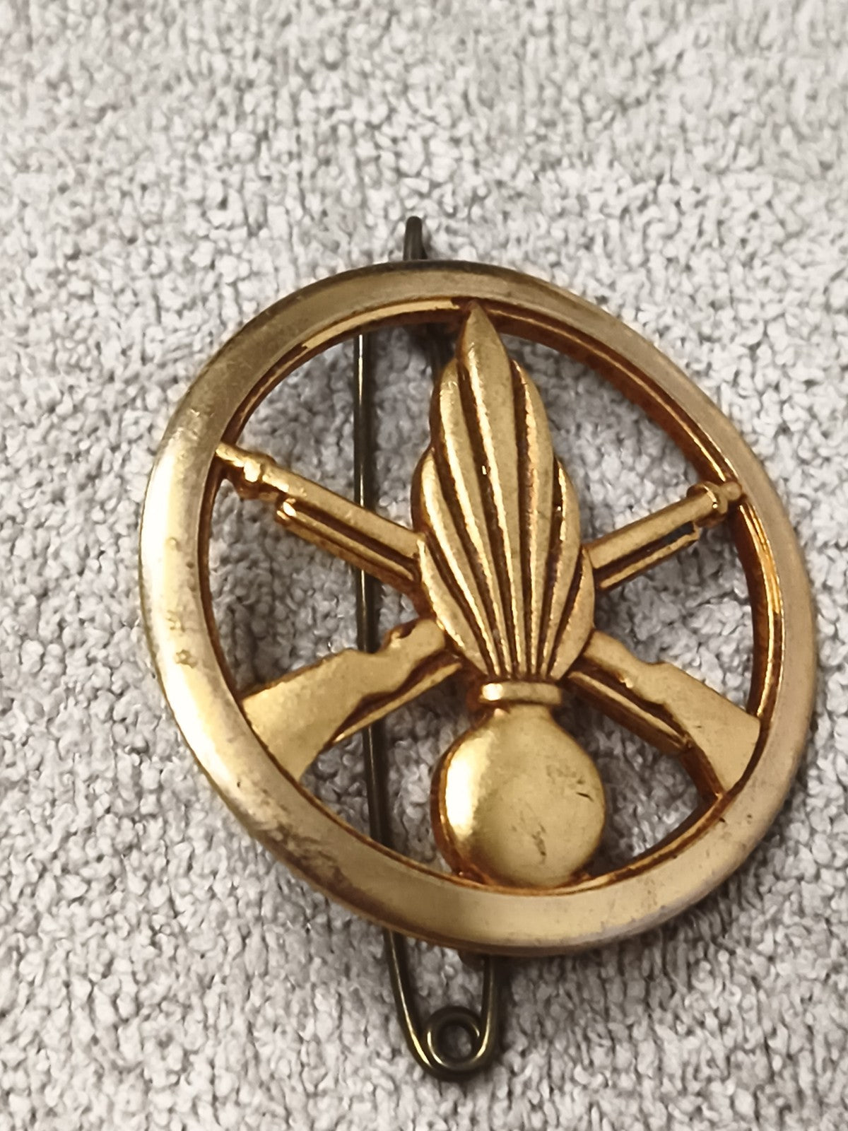 Insigne militaire ancien doré fusils grenade, médaille armée, badge vintage
