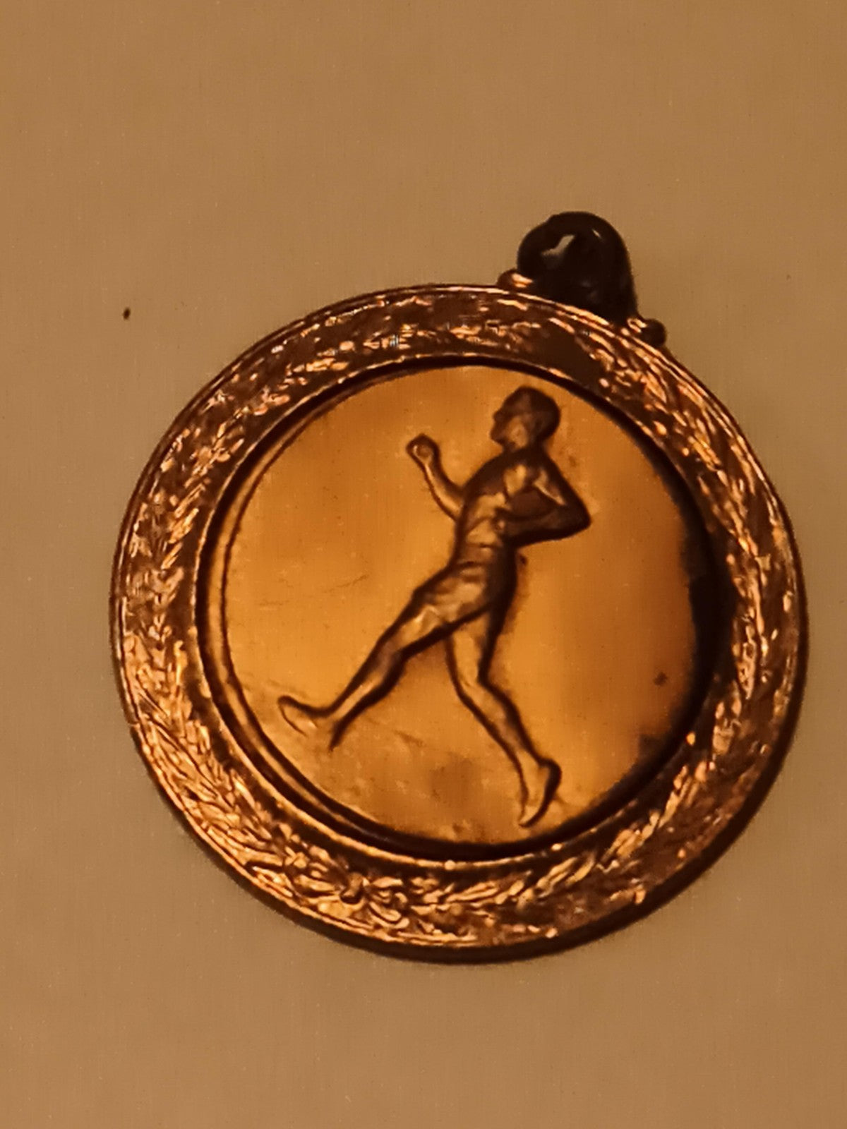 Médaille sport athlétisme finition dorée coureur relief décoration