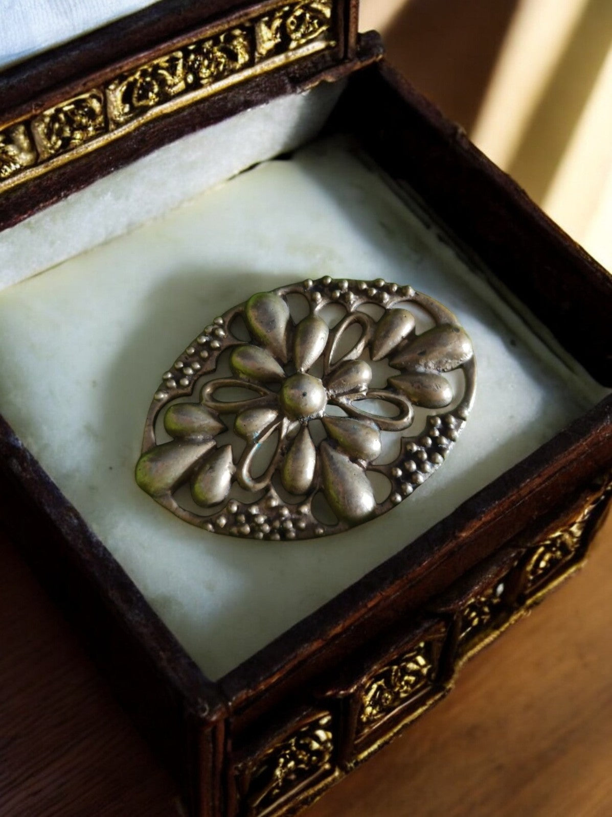 Broche vintage en métal argenté motif floral ajouré rétro
