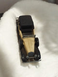 Véhicule miniature ancien rétro, voiture vintage, objet de collection déco