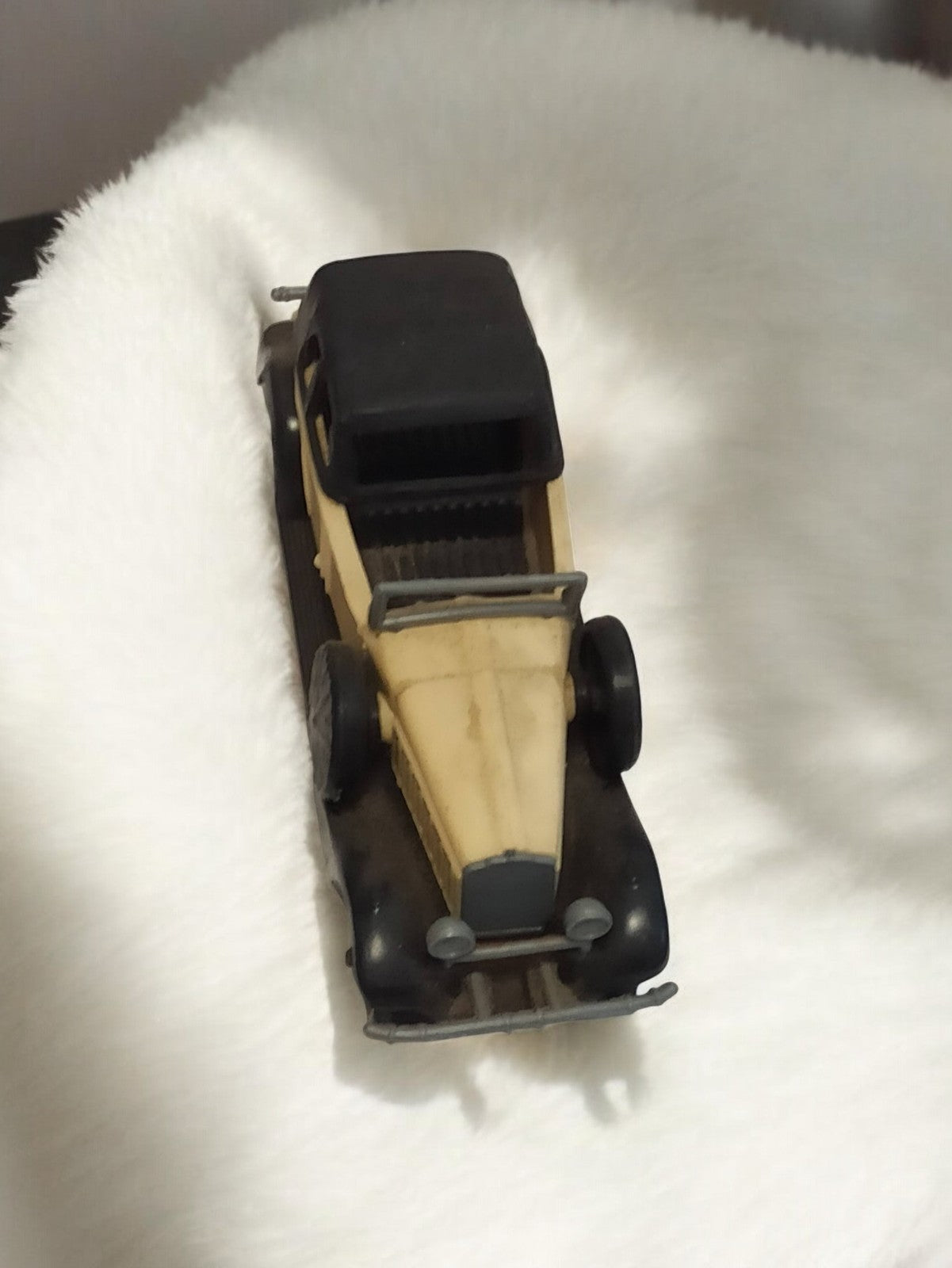 Véhicule miniature ancien rétro, voiture vintage, objet de collection déco