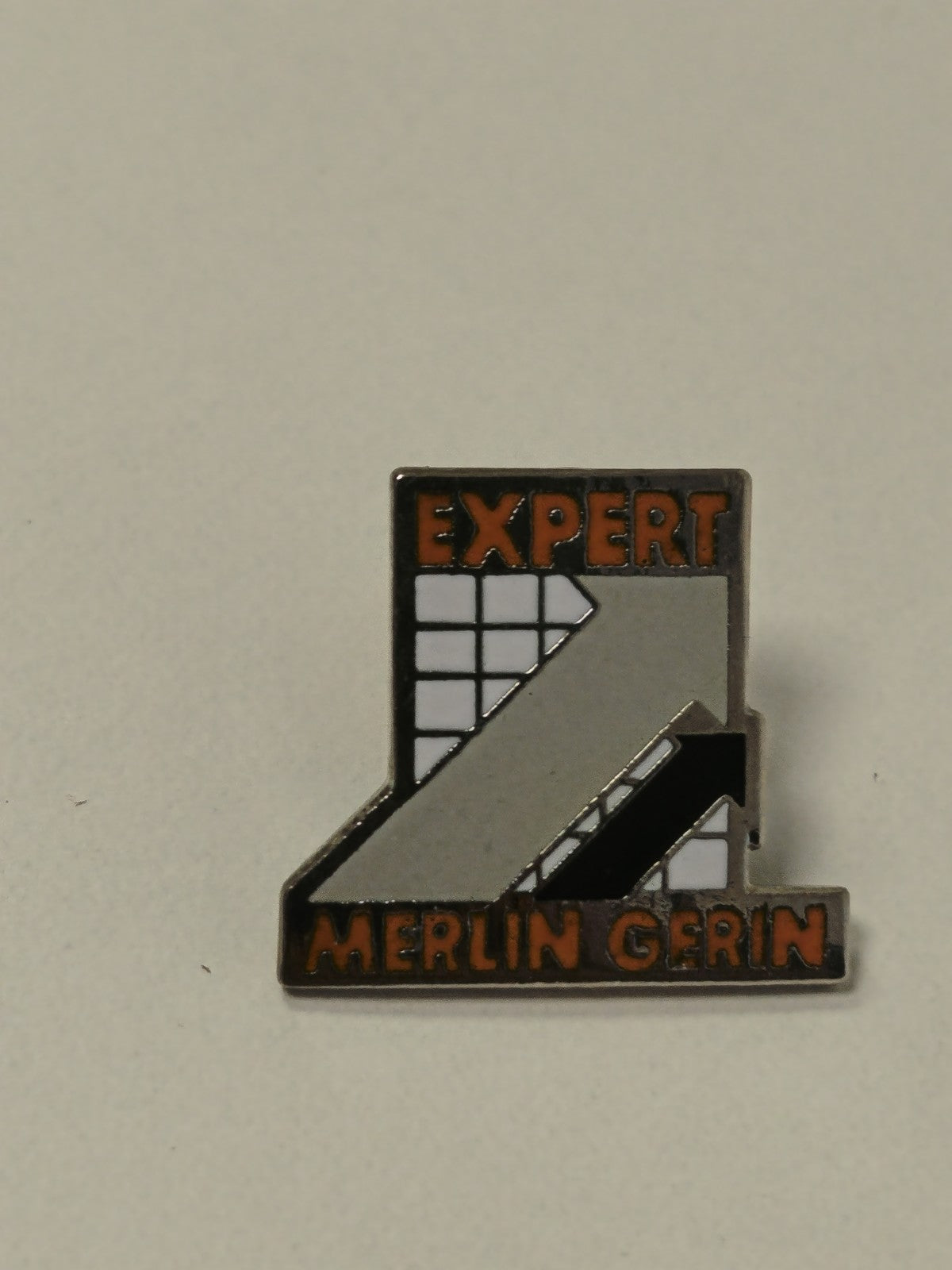 Pin's rétro ancien Expert Merlin Gerin badge collection vintage France années 80