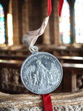 Médaille religieuse ancienne "Sancta Infantia" finition argentée ruban rouge vin